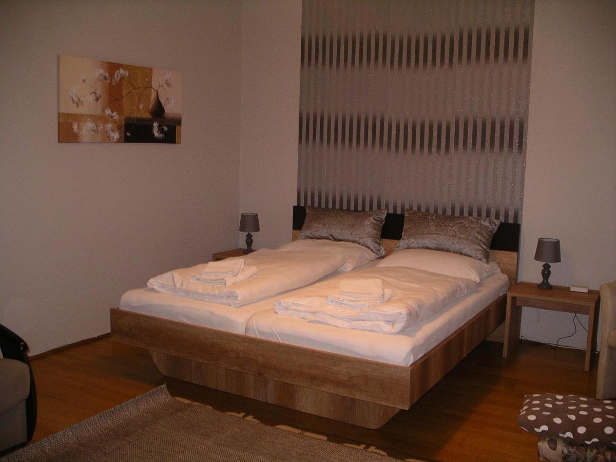 Centrum 2 Apartmanok Heviz Exterior photo