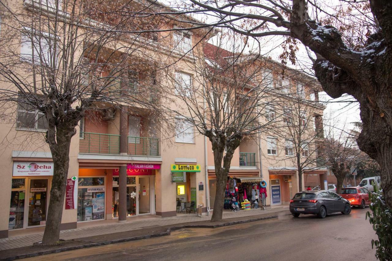 Centrum 2 Apartmanok Heviz Exterior photo