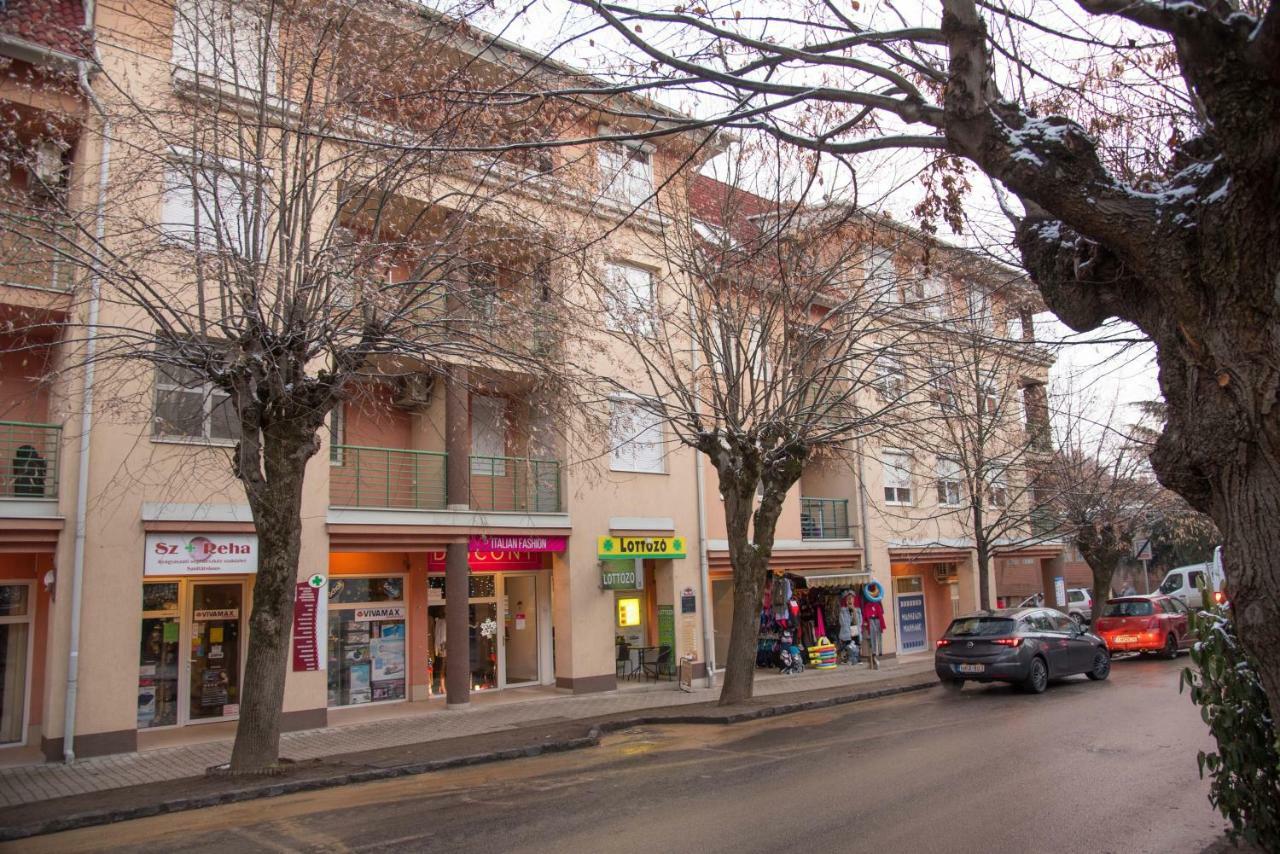 Centrum 2 Apartmanok Heviz Exterior photo