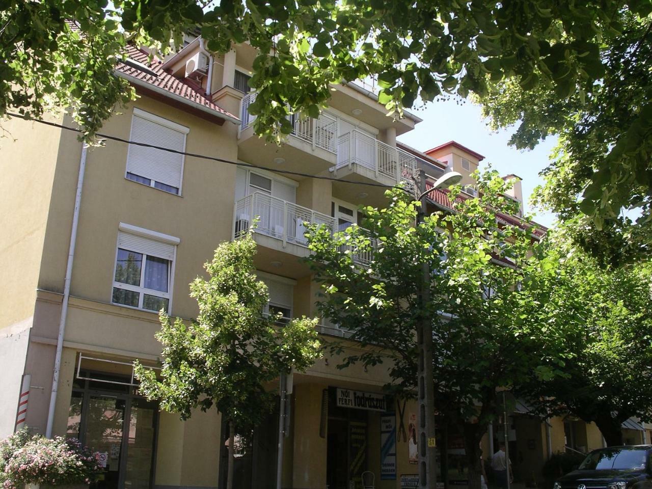 Centrum 2 Apartmanok Heviz Exterior photo