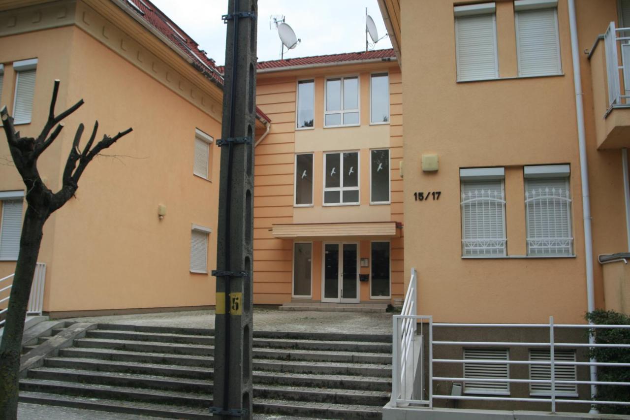 Centrum 2 Apartmanok Heviz Exterior photo